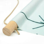 textilposter-detail-holzstange-naturband-eigenes-motivv.jpeg